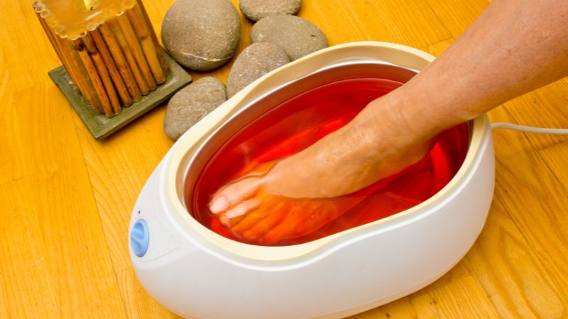 Parafínová vana s relaxačním parafínovým zábalem na nohy pro jemnou a hydratovanou pokožku.